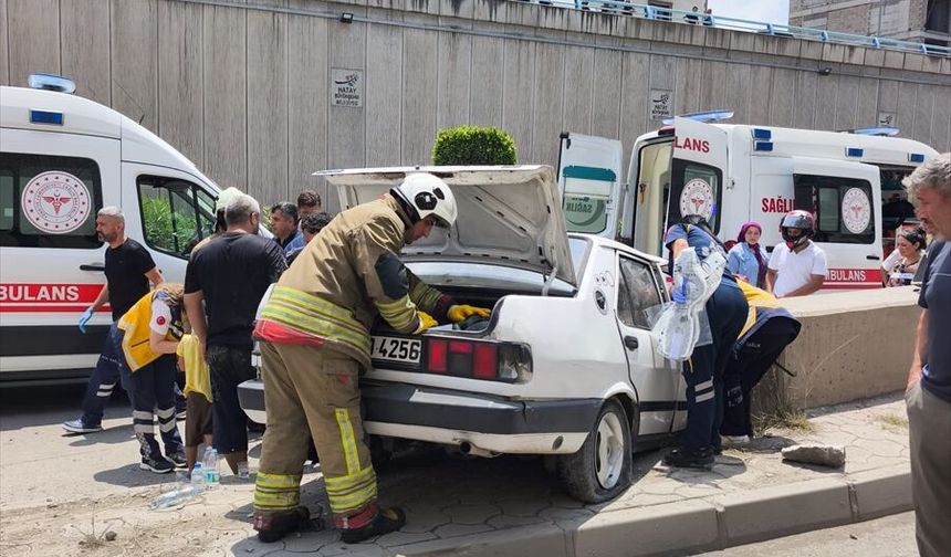 Hatay'da bariyere çarpan otomobildeki 3 kişi yaralandı
