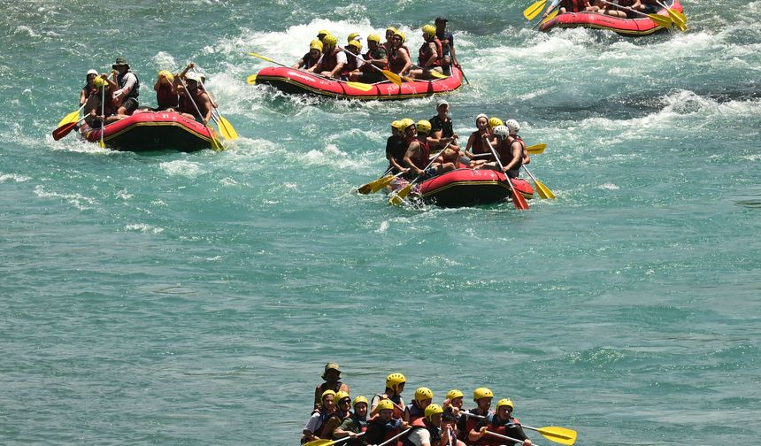 Köprülü Kanyon'da rafting, turizmin yanı sıra istihdamı da büyütüyor
