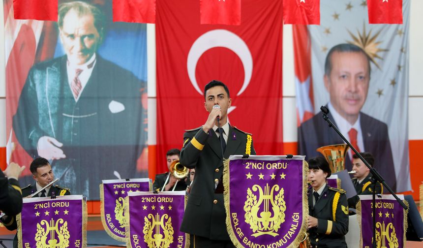 Malatya 2. Ordu Bölge Bando Komutanlığı Darende'de konser verdi