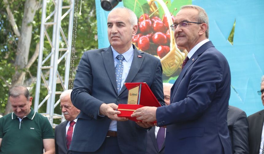 Malatya'da kiraz yarışmasında dereceye giren üreticiler ödüllendirildi