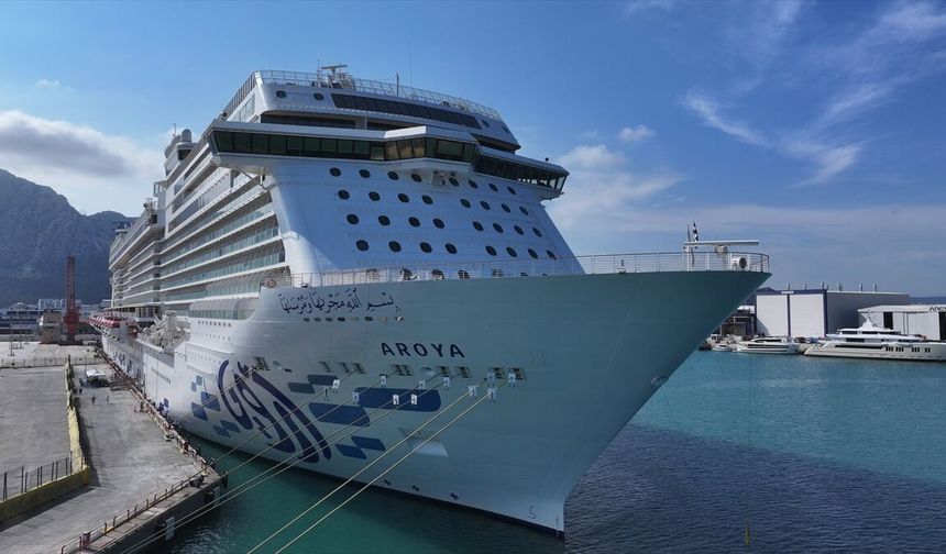 Malta bayraklı Aroya Cruise, Antalya Limanı'na demirledi