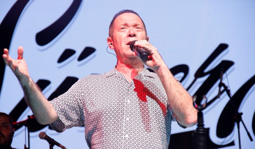 Türk Halk Müziği sanatçısı Sümer Ezgü, Antalya'da konser verdi