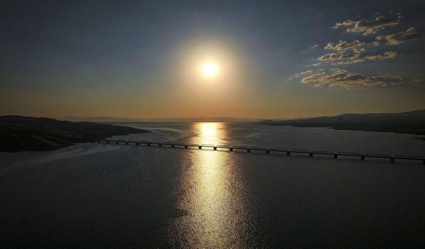 Türkiye'nin en uzun demir yolu köprüsü 40 yıldır rayların yükünü taşıyor