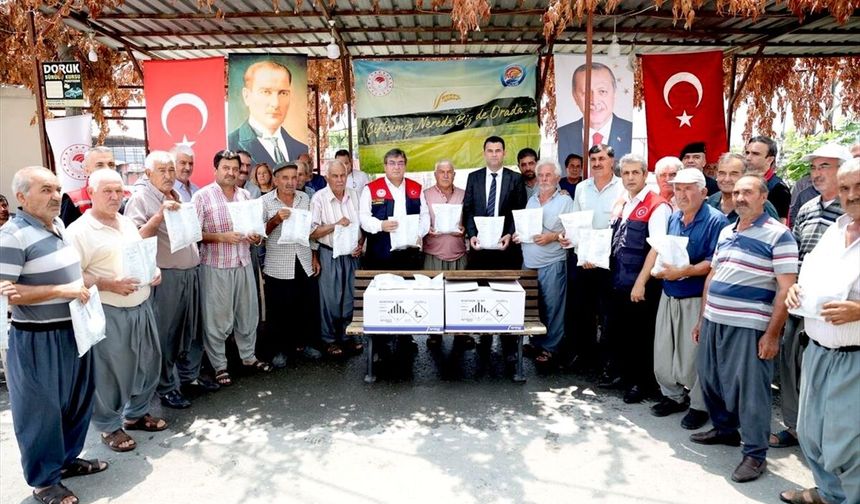 Akdeniz ilçesinde çiftçilere zirai ilaç dağıtıldı