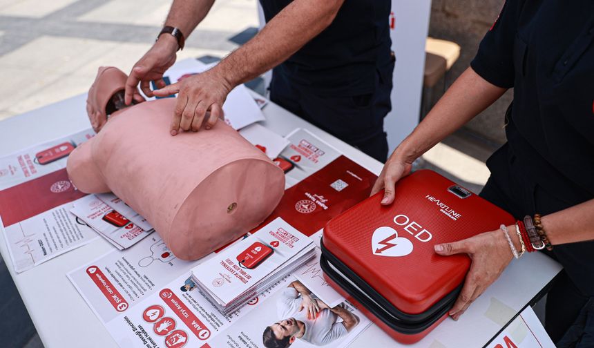 Ani kalp durmalarına karşı üretilen cihaz Mersin'de meydanlara yerleştirildi