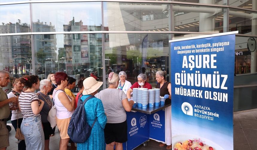Antalya Büyükşehir Belediyesi aşure ikramını sürdürüyor
