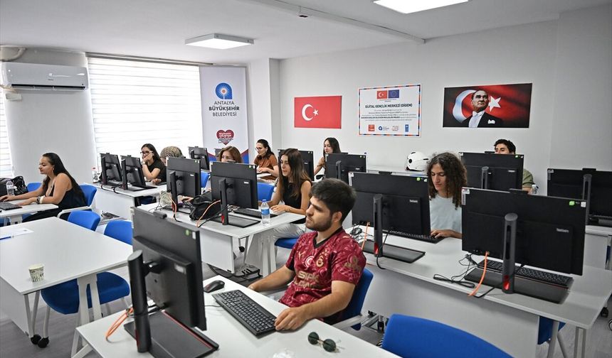 Antalya Dijital Gençlik Merkezi hizmete açıldı
