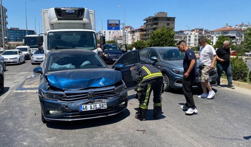 Antalya'da 3 aracın karıştığı kazada 2 kişi yaralandı