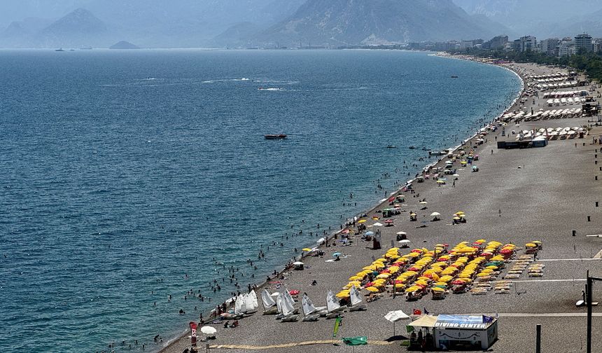 Antalya'da 38 dereceyi bulan sıcaklık sahilleri doldurdu