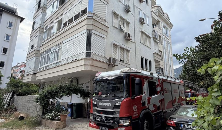Antalya'da apartman dairesi yangında hasar gördü