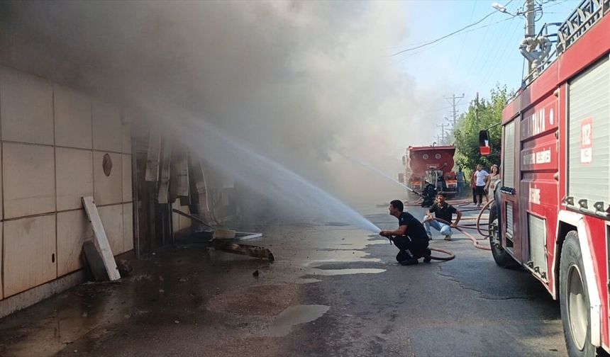 Antalya'da mobilya atölyesinde çıkan yangına müdahale ediliyor