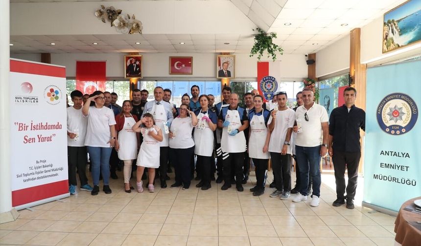 Antalya'da polisler ve özel gereksinimli bireyler sabun atölyesinde bir araya geldi