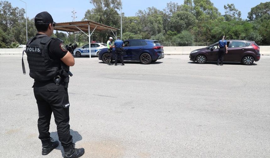 Antalya'daki haftalık asayiş denetimlerinde yakalanan 1975 şüpheliden 242'si tutuklandı