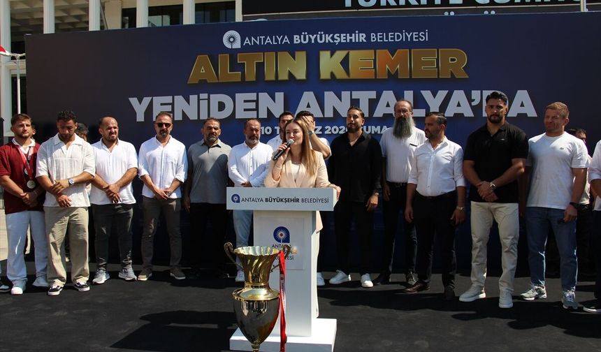 Antalya'nın pehlivanları törenle karşılandı
