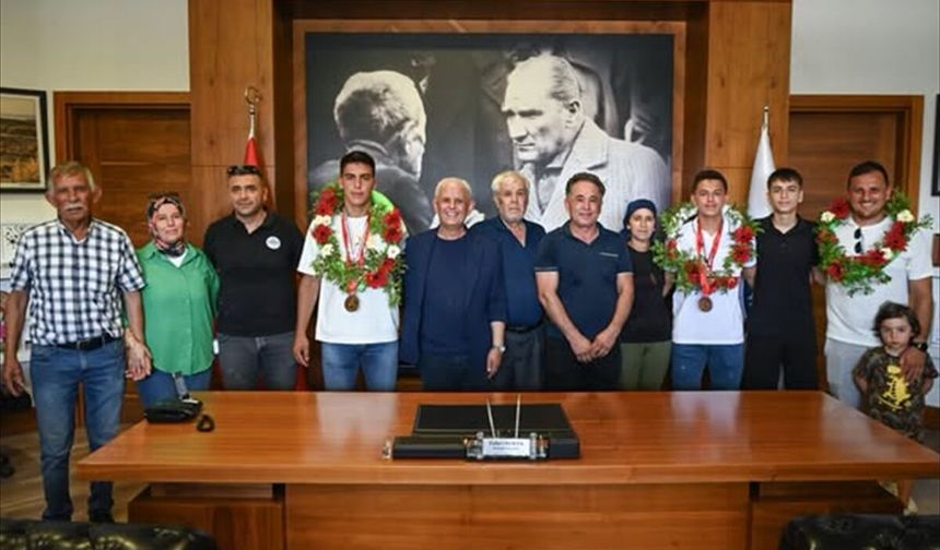Demre'de genç pehlivanlar çoşkuyla karşılandı