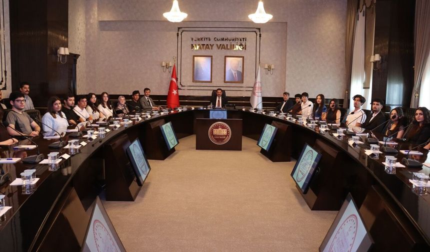 Hatay Valisi Mustafa Masatlı'dan LGS ve YKS'de başarı gösteren öğrencilere plaket