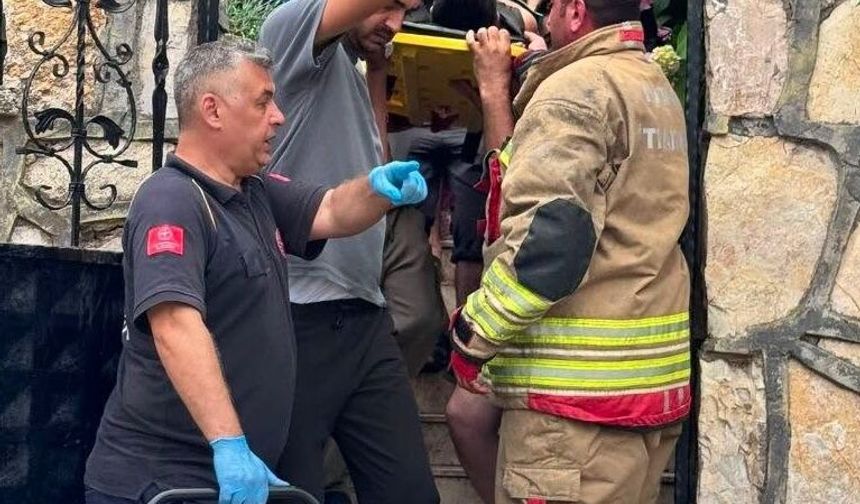 Hatay'da bacağına demir korkuluk saplanan çocuk tedaviye alındı