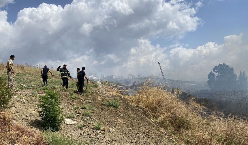 Hatay'da bahçede çıkan yangında otomobil kullanılamaz hale geldi