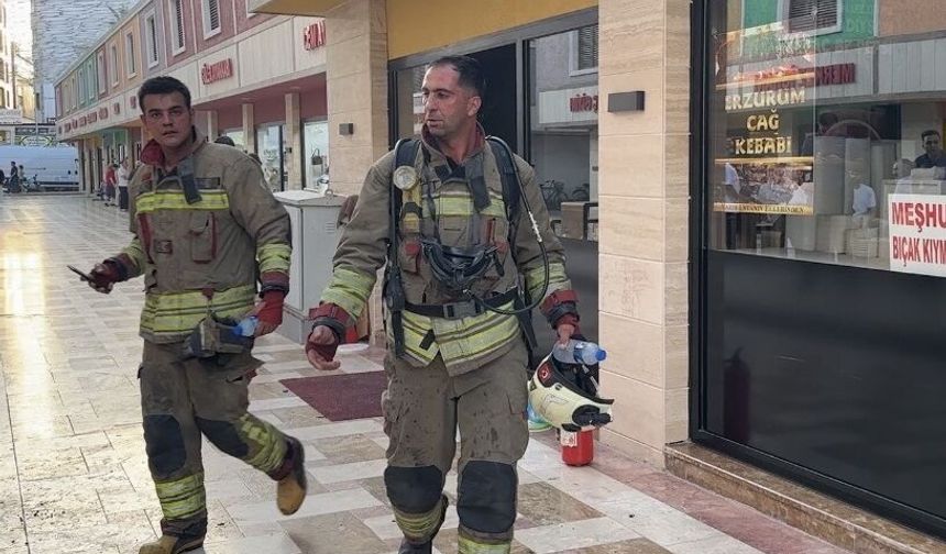 Hatay'da iş yerinde çıkan yangın itfaiye ekiplerince söndürüldü