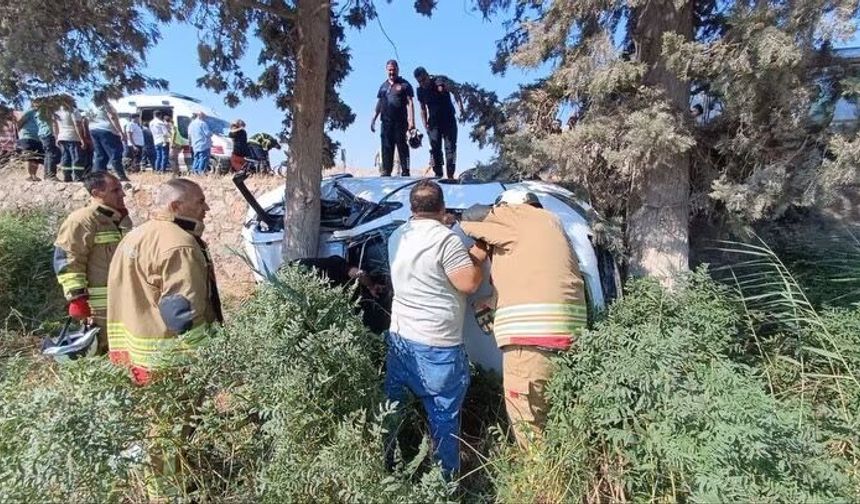 Hatay'da şarampole devrilerek ağaca çarpan otomobildeki 7 kişi yaralandı