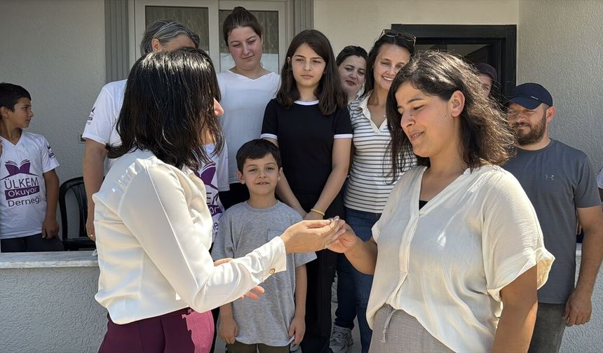 Hatay'da Ülkem Okuyor Derneğince yaptırılan ev, depremzede aileye verildi