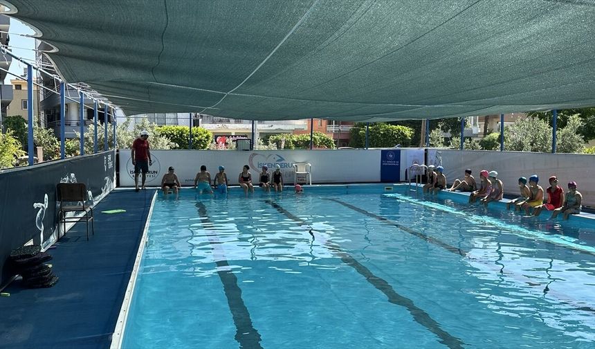 İskenderun ilçesinde çocuklar portatif havuzda yüzme öğreniyor