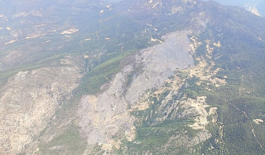 Kaş ilçesinde yanan ormanlık alan havadan görüntülendi