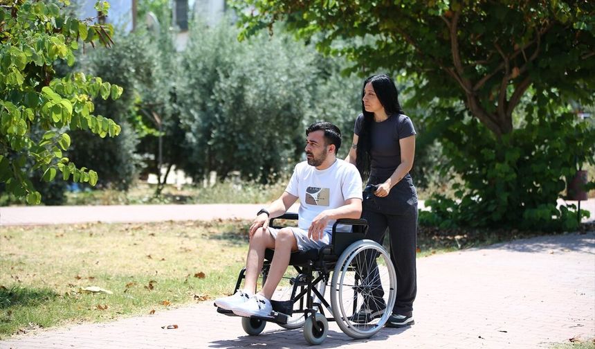 Maganda kurşunuyla engelli kalan genç eşinin desteğiyle hayata tutunuyor