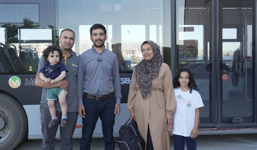 Malatya'da belediye otobüsü şoförü içinde değerli eşyalar bulunan çantayı teslim etti