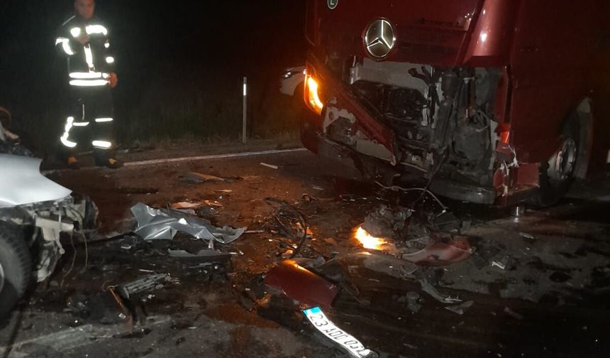 Malatya'da tırla çarpışan otomobildeki 3 kişi hayatını kaybetti