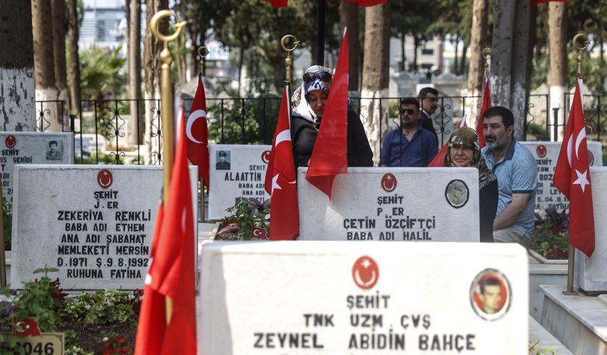 Mersin, Hatay ve Osmaniye'de 15 Temmuz dolayısıyla şehitlikler ziyaret edildi