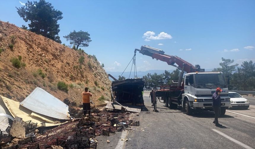 Mersin'de devrilen kamyonun sürücüsü yaralandı