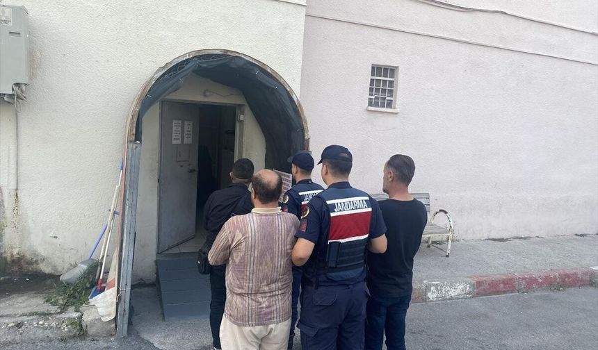 Mersin'de sahte noter vekaletiyle arsa satmaya çalışan 4 zanlı tutuklandı