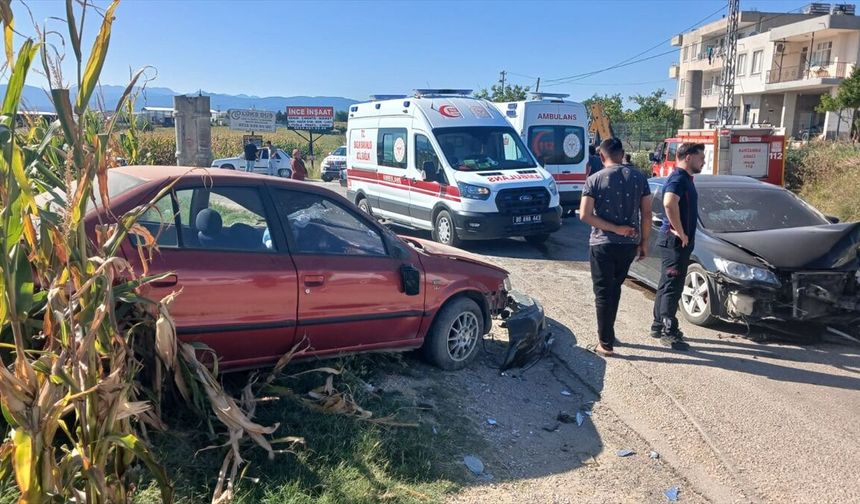 Osmaniye'de iki otomobilin çarpıştığı kazada 5 kişi yaralandı