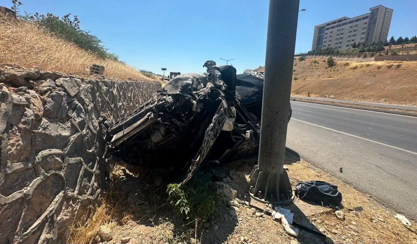 Kahramanmaraş’ta otomobil KGYS direğine çarptı: 2 ağır yaralı