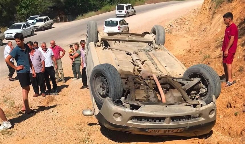 Adana'da devrilen otomobildeki 6 kişi yaralandı