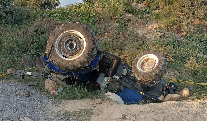 Adana'da devrilen traktörün sürücüsü ağır yaralandı