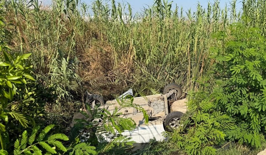 Antalya'da otomobilin dereye düşme anı güvenlik kamerasına yansıdı