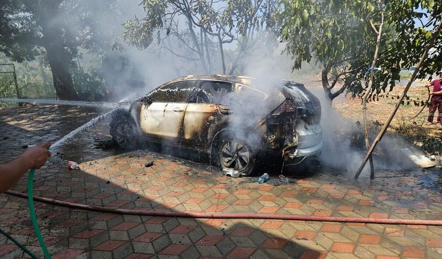 Erdemli ilçesinde park halindeki cipte çıkan yangın söndürüldü