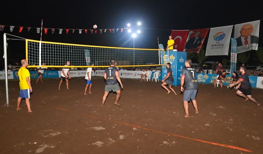 Kumluca'da düzenlenen 30 Ağustos Zafer Kupası Plaj Voleybolu Turnuvası başladı