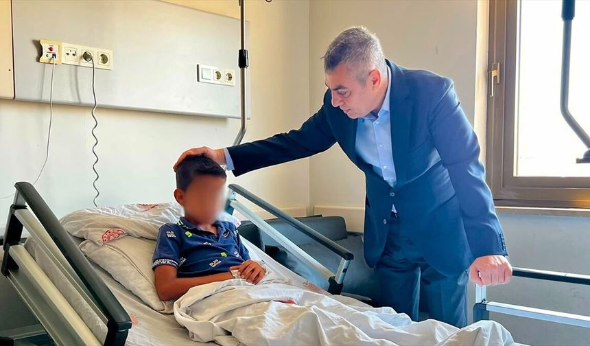 Mersin Valisi Atilla Toros markette şiddete uğrayan çocuğu hastanede ziyaret etti