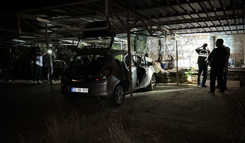 Otoparktaki otomobilde meydana gelen patlamada 2 kişi yaralandı