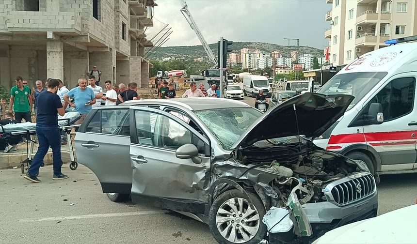 Adana'da çarpışan iki otomobildeki 4 kişi yaralandı
