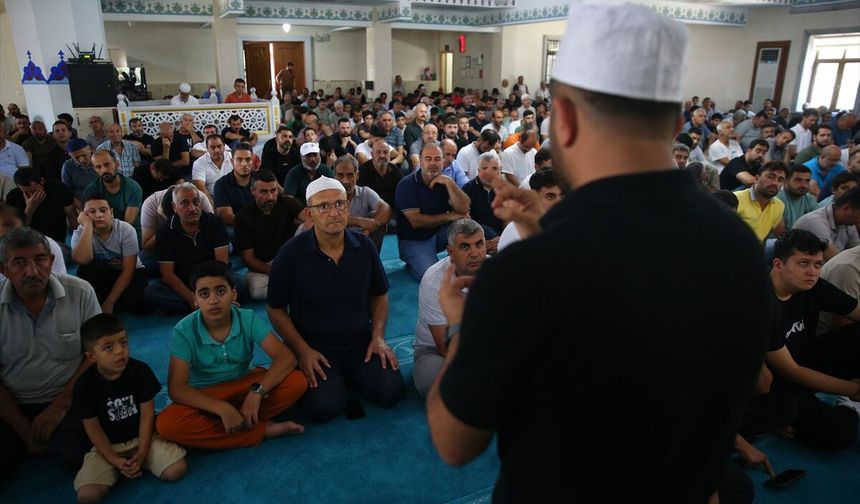 Adana'da cuma hutbeleri işitme engelliler için işaret diliyle anlatılıyor