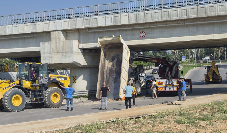 Adana'da damperi açık kalan kamyon köprüye çarptı