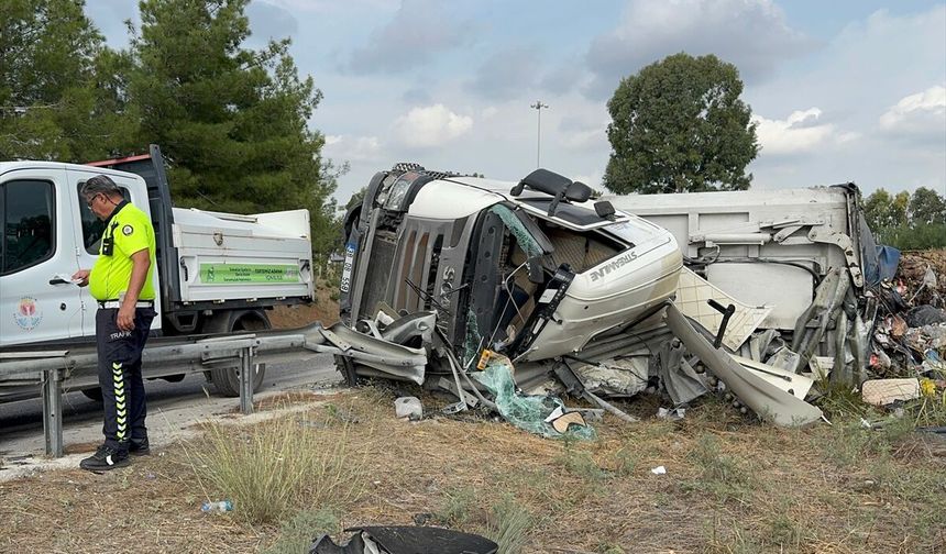 Adana'da devrilen atık yüklü tırın sürücüsü yaralandı