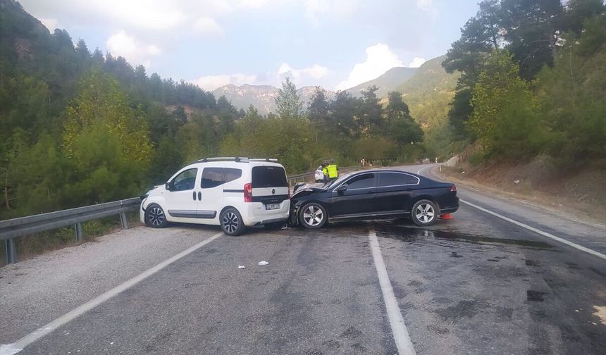 Adana'da hafif ticari araç ile otomobil çarpıştı, 3 kişi yaralandı