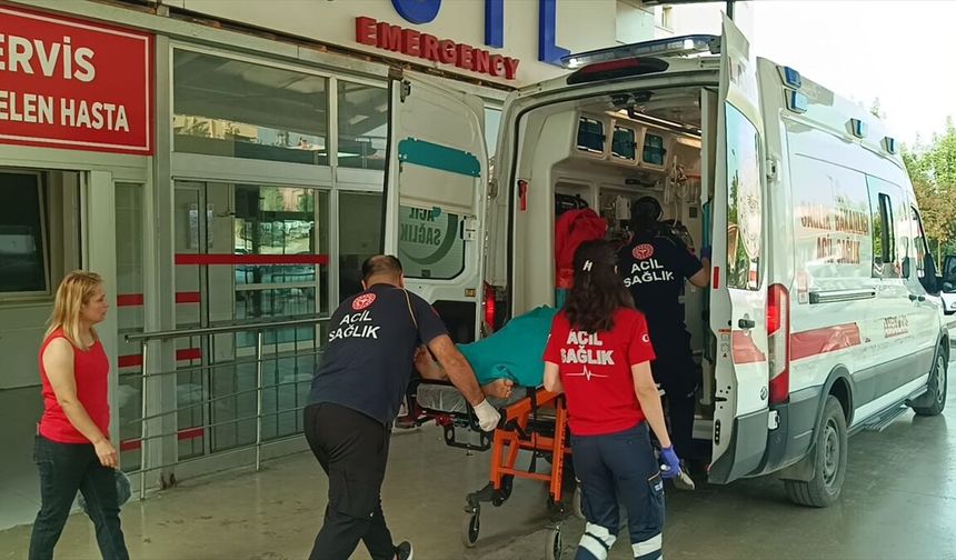 Adana'da hafif ticari araçla çarpışan motosikletin sürücüsü yaralandı