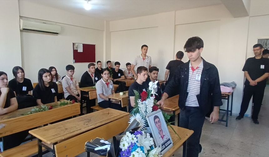 Adana'da trafik kazasında hayatını kaybeden öğrenci okulunda anıldı