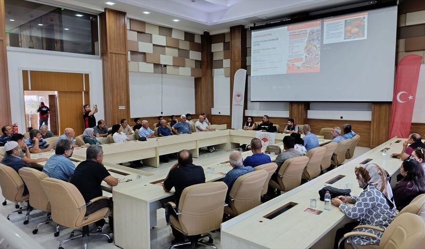 Adana'da üreticilere gıda güvenliği eğitimi verildi